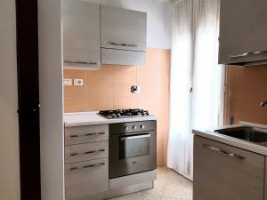 una piccola cucina con piano cottura e lavandino di Appartamento Azalea a Levanto