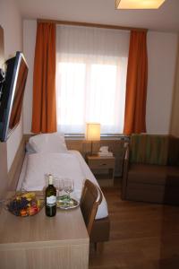 A television and/or entertainment centre at Weinhotel Rieder