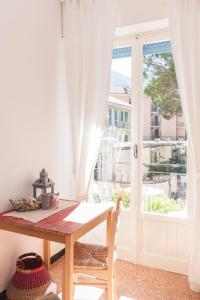 uma sala de jantar com uma mesa e uma janela em Primo Piano em Moneglia