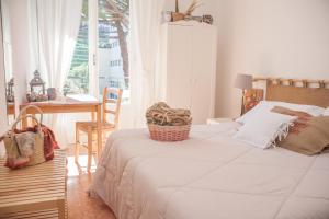 a bedroom with a bed and a desk and a window at Primo Piano in Moneglia