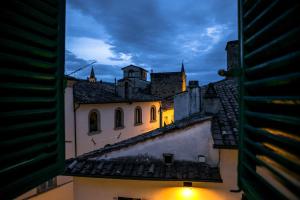 uma vista de uma janela de uma cidade à noite em albergo Fiorentino em Sansepolcro