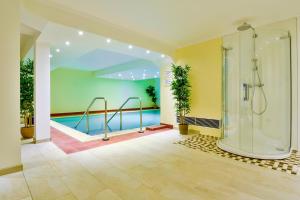 Der Swimmingpool an oder in der Nähe von Villa Auszeit Hotel Garni