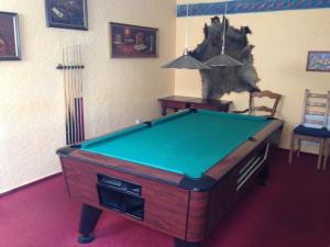 Biliár nebo kulečník v ubytování Hotel Modrava