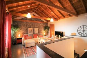 a living room with a couch and a table at Pike Cliffs I in Prainha de Cima
