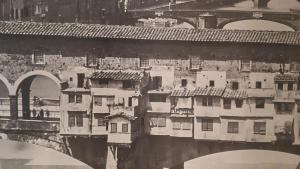 佛羅倫斯的住宿－La Firenze Sogna，一座有建筑物的桥梁的黑白照片