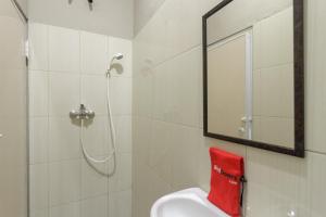 Salle de bains dans l'établissement RedDoorz near Puri Indah Mall