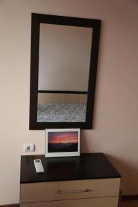 Apartment Botev في بلوفديف: مرآة فوق خزانة مع صورة عليها