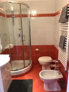 a bathroom with a shower and a toilet and a sink at TAVERNETTA 109 TERRAZZA TRA LE 5 TERRE E PORTOFINO in Deiva Marina