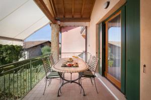 einen Tisch und Stühle auf dem Balkon eines Hauses in der Unterkunft CASA MINERVA in Albisano