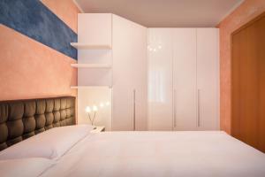 Schlafzimmer mit einem großen weißen Bett und weißen Schränken in der Unterkunft CASA MINERVA in Albisano