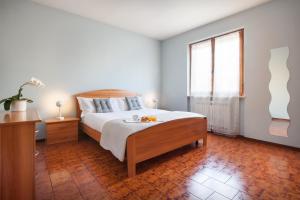 a bedroom with a large bed and a window at Casa Girasole in Bardolino