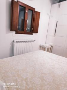 Cette chambre comprend une table, une armoire et un miroir. dans l'établissement Apartamento Sayly, à Burgos