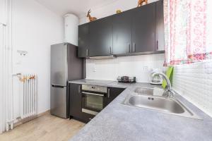 A kitchen or kitchenette at Acropolis View Dream Apartments