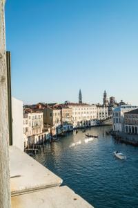 vista su un canale con barche in acqua di Locanda Ai Santi Apostoli a Venezia