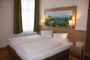 A bed or beds in a room at Weinhotel Rieder