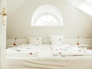 ヴェスターラントにあるSuite Boysen No.15の白いベッドルーム(窓付きのベッド付)
