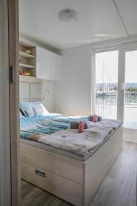 1 dormitorio con 1 cama grande y ventana grande en Floating Sea House Principessa, en Portorož