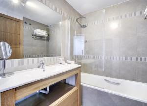 y baño con lavabo, bañera y ducha. en Old Town Apartment near the beach, en Marbella