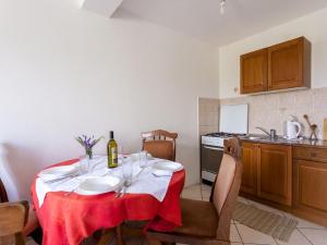 Fotografie z fotogalerie ubytování Nice apartment with terrace 600m distant from the beach v destinaci Malinska