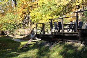 eine Holzbrücke mit Stühlen und einem Tisch darauf in der Unterkunft Ferienwohnung Teufelsmauer "Waldhaus" in Blankenburg