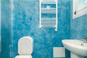 A bathroom at Liiiving in Algarve - Alvor Blue Villa