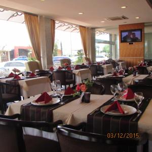 מסעדה או מקום אחר לאכול בו ב-leclub resort hotel