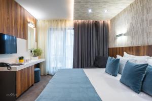 103 Degrees Hotel & Spa tesisinde bir odada yatak veya yataklar