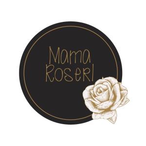 czarny krąg z tekstem mama kogut i kwiat w obiekcie Mama Roserl w mieście Hauzenberg