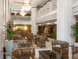 un vestíbulo con sillas, mesas y una lámpara de araña en AJWA Sultanahmet - a member of Preferred Hotels & Resorts, en Estambul