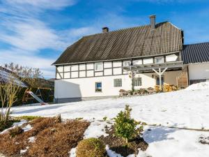 メーデバッハにあるFlat near the ski area in Medebachの雪屋根白家