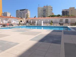 Bazén v ubytovaní LAS AMERICAS DE GANDIA Residencial ( Alquiler solo Familias ) alebo v jeho blízkosti