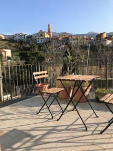 a picnic table and two chairs on a patio at TAVERNETTA 109 TERRAZZA TRA LE 5 TERRE E PORTOFINO in Deiva Marina