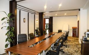een vergaderzaal met een lange tafel en stoelen bij Hotel Regina in Sinaia