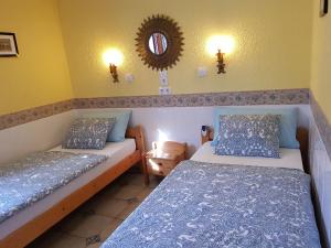 1 Schlafzimmer mit 2 Betten und einem Wandspiegel in der Unterkunft Bungalows Bahamas beside the park and 300m to the beach in Puerto Rico de Gran Canaria