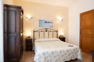 A bed or beds in a room at Alba Marina B&B