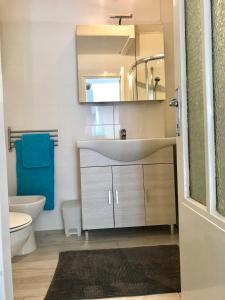 A bathroom at Romeo