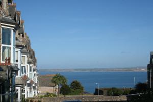 uitzicht op de oceaan van tussen de gebouwen bij Rivendell Guest House in St Ives