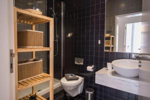 bagno con servizi igienici e lavandino di Sunny 3BDR Apartment in Graça by LovelyStay a Lisbona