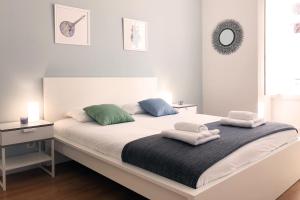 1 dormitorio con 1 cama con toallas en Sunny 3BDR Apartment in Graça by LovelyStay, en Lisboa