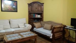 sala de estar con sofá y mesa de centro en La Casa de la Abuela, en Casas del Monte