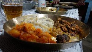 VAMOOSE TEMI في Temi: وعاء معدني من الطعام مع اللحوم والمعكرونة