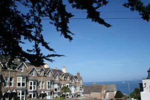 a row of houses in front of the ocean at Rivendell Guest House in St Ives