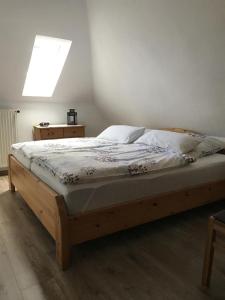 Llit o llits en una habitació de Ferienwohnungen Kutscherschänke