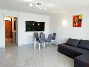 salon z kanapą i stołem w obiekcie Cozy apartment near the sea w Alicante