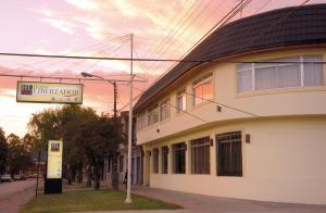 um edifício com um sinal na lateral em Hotel Libertador Bernardo O´Higgins em Chillán