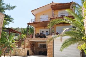 a view of the house from the driveway at Villa Saron in Korinthos