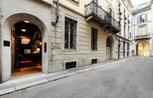 uma rua vazia em frente a um edifício em Clerici Boutique Hotel em Milão