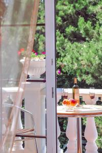 ゲレンジークにあるHotel Kamelotのグラス2杯とワイン1本付きテーブル
