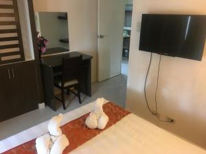 TV a/nebo společenská místnost v ubytování The twins Tagaytay Prime Residence