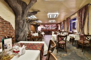 ein Restaurant mit einem an der Wand gemalten Baum in der Unterkunft Hotel&SPA Jawor in Zawoja